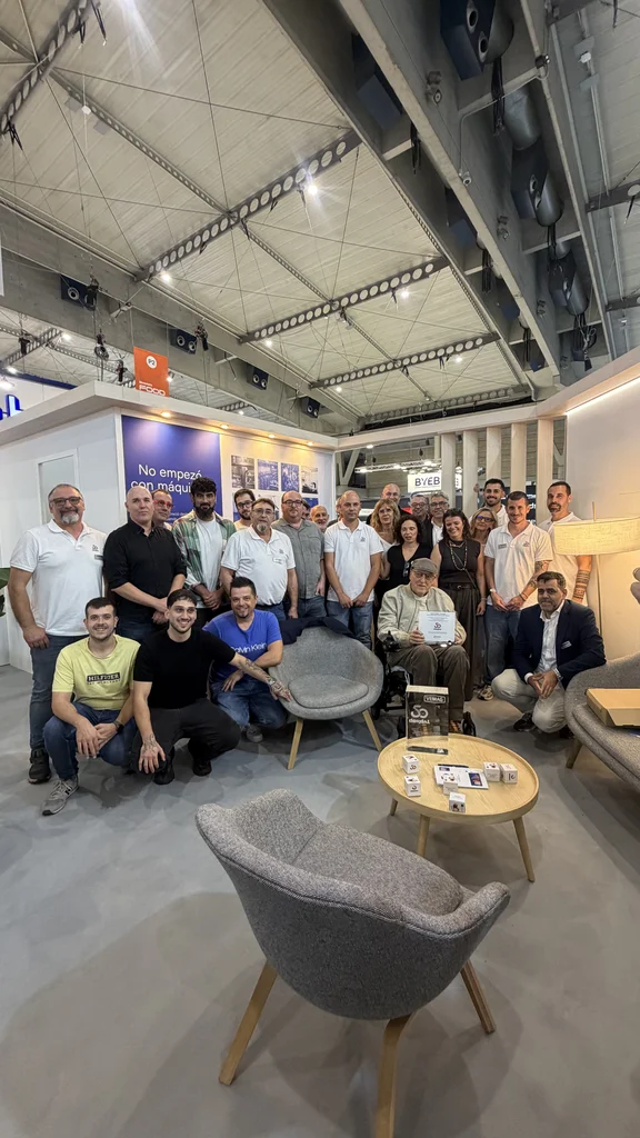 Fotograf&iacute;a de grupo durante la celebraci&oacute;n del 50.&ordm; aniversario de DORDAL en Alimentaria FoodTech26.