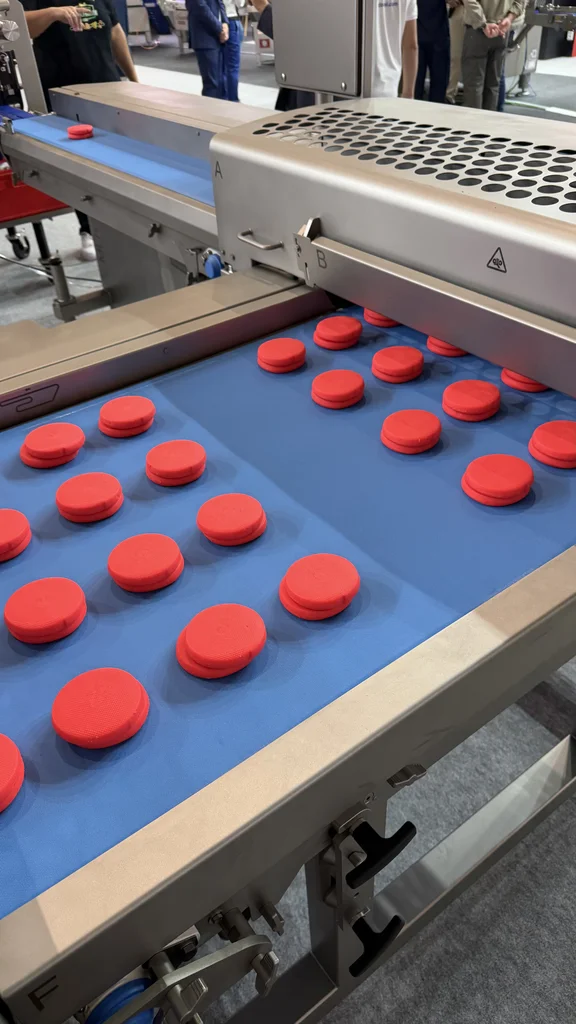 Demostraci&oacute;n de la l&iacute;nea VEMAG con hamburguesas de plastilina en Alimentaria FoodTech26.